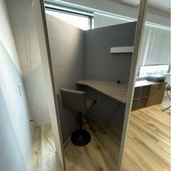 配送設置無料【公式販売価格436,943円 】4WA12E-FLZ0 オカムラ ドレープ 一人用ブース テトラ 高さ1920mm 右用 ベージュ/ライトグレー　リユース　オフィス家具　オフィス　1人部屋　オフィステーブル　オフィスチェア　オフィスデスク　ライト　高級　中古　掘り出し物　激安　半額　配送無料　オシャレ　 