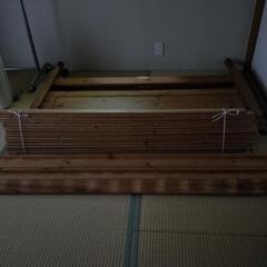 白木のクイーンサイズベッドの解体木材
