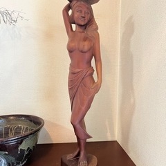 美しい木彫りの女性像