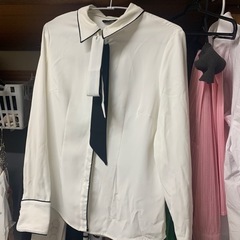 ネクタイ付きの白いシャツ、しわになりにくい素材