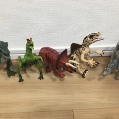 恐竜フィギュア(5体中2体音なりません)