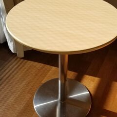 カフェテーブル（天板直径＝60CM、高さ＝70CM)１点をお譲りします