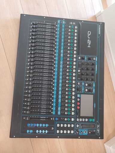 Allen \u0026 Heath QU-24 デジタルミキサー (フライトケース付き/中古・美品）