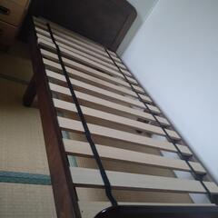 お洒落な木製ベッド