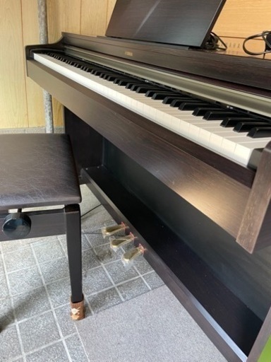 美品：ヤマハYAMAHA YDP-162R電子ピアノ　　動作確認済み高低自在椅子、付き ニューダークローズウッド調