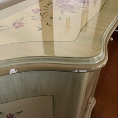 花柄のロココ調コンソールキャビネット