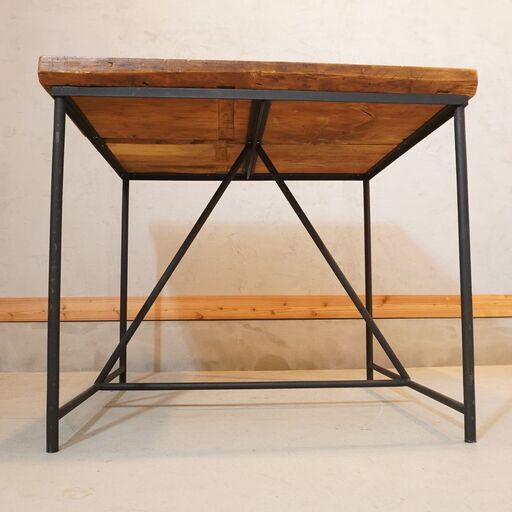 木の風合いを活かした アイアン×ウッドのダイニングテーブルです。シャープなアイアンフレームと厚みのあるウッド天板を組み合わせた男前な食卓テーブル。リビングに置いてワークデスクしても♪DI304
