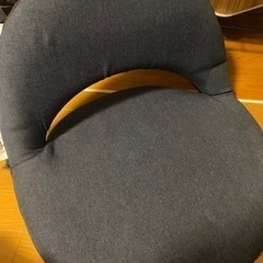 座椅子(紺色、ニトリ)