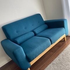 ブルーの2人掛けソファー