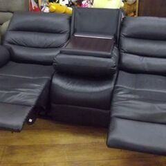 ニトリ 3人掛けソファ 電動リクライニングソファ テーブル付き 幅202㎝ ブラック レザー セパレート 電動ソファ リクライニング ソファー 札幌 厚別店