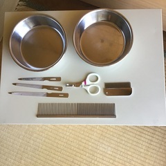 ペットの食器と毛繕い道具