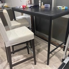 ハイバーテーブルと２つの椅子セット