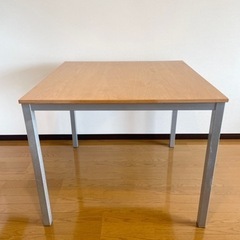 インダストリアルな正方形テーブル　作業テーブル　　¥2000