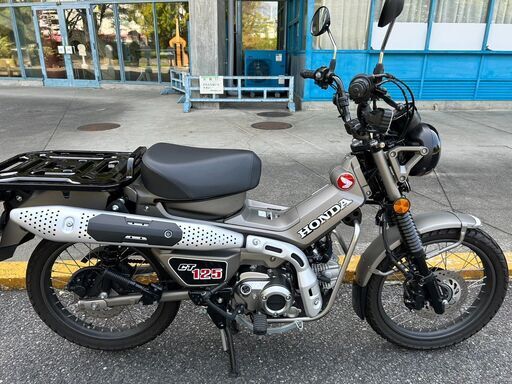 【商談中】走行距離５９１０ｋｍ（変動あり）　新型　CT125　ハンターカブ　マットアーマードシルバーメタリック　中古　ワンオーナー車　美品　ノーマル車　サイドバックサポート付き！