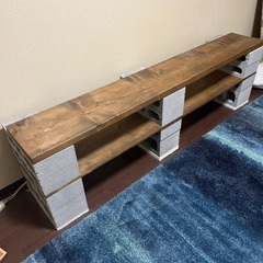 木板とコンクリートブロックのテレビ台