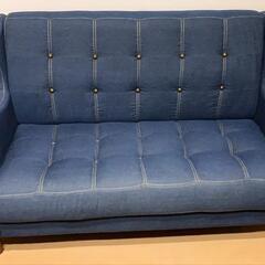 青のソファー