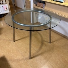 IKEAのガラストップテーブル