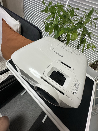 美品：EPSON dreamio ホームプロジェクターEH-TW5650　2020年購入、１年使用品です。