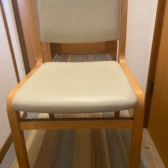 クリームベージュ色の椅子です。