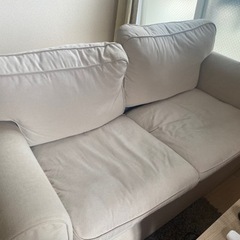 新品使用1年未満。IKEA64000円の2人がけソファ