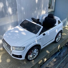 ご購入者様決定 Audi Q7 充電式 幼児用電動ミニカー 乗り...