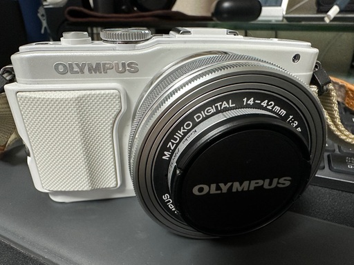 【ほぼ未使用品です】OLYMPUS ミラーレス一眼 PEN Lite E-PL6 EZレンズキット ホワイト E-PL6 EZ LKIT WHT