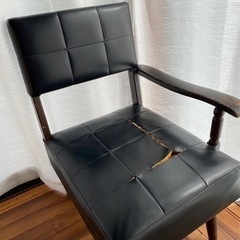 ●1人掛け椅子（ブラック、合皮、片側のみ肘掛け有　破れ、劣化有） 