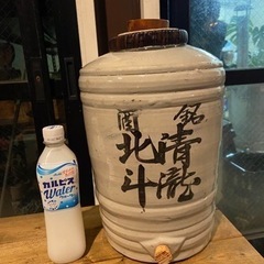 陶器製の酒樽、お酒の壺、サーバー（中は空っぽ）