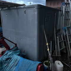 2トン保冷車コンテナ　物置き