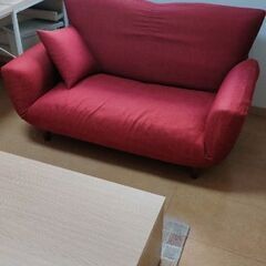 かわいい赤いソファー　リクライニングできます