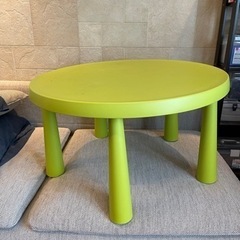 IKEAのプラスチックテーブル