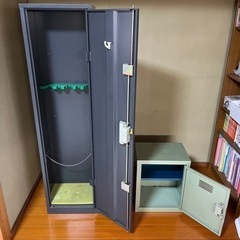ガンロッカーと弾薬庫 鍵付き