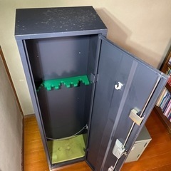 ガンロッカーと弾薬庫 鍵付き