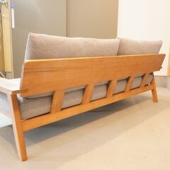 人気のunicoウニコのKIRP(キルプ)シリーズのカバーリングソファ 3シーターです。北欧ヴィンテージスタイルの3人掛けソファー。ほどよい硬さと低めの座面で長時間でもゆったりとくつろげます♪DI411