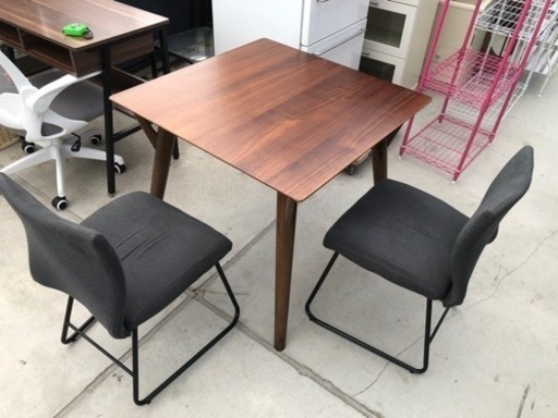 ニトリ テーブルとチェア2脚のセット 美品です❗️テーブルサイズ80cm×80cm×高さ70cm