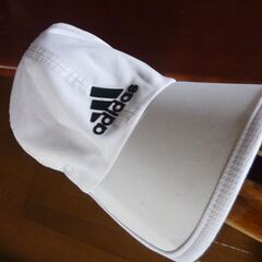adidas ホワイト色の帽子！2回使用致しました。