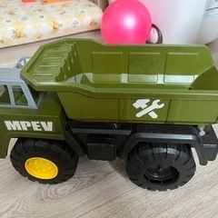 子供のトラックのおもちゃ二つ