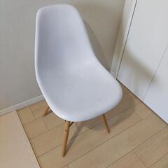 白い椅子（一脚のみ）