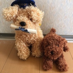 犬のぬいぐるみ2点とドラえもんシール1枚