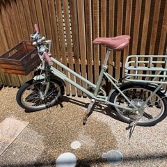 木箱の籠付き自転車　