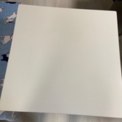 75センチ角の正方形の白いテーブルです。