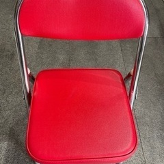 小さい赤い椅子