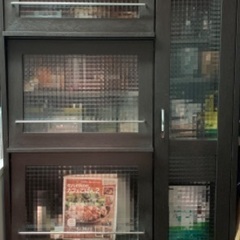焦茶　モザイクガラス食器棚