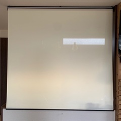 ロールスクリーン　クリーム色に近い白色　157cm×195cm