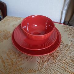 赤いお皿と茶碗