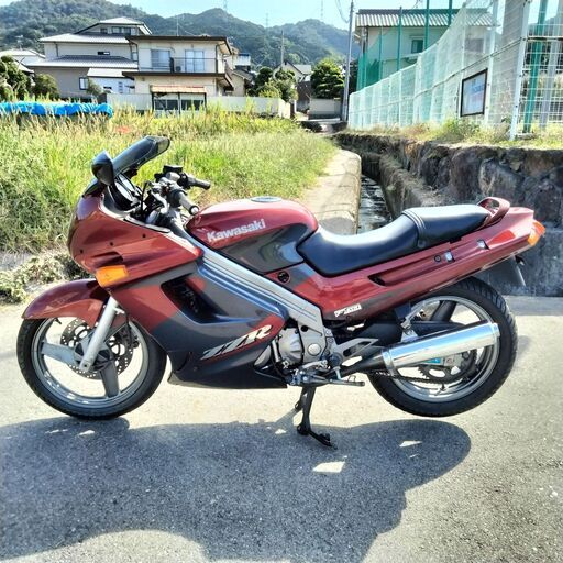 カワサキのZZR250cc。めちゃめちゃ綺麗な実走行な車体です。完全に室内保管してた感じです。
