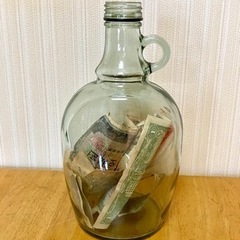 アンティークボトル、とても古い紙幣入り