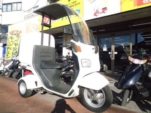 NO.4793　キャノピー ４サイクルエンジン　フューエルインジェクション車　三輪ビジネススクーター　屋根付き　ボックス付き　ホワイト　☆彡