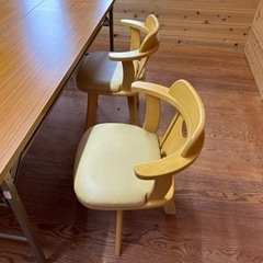 机と椅子4脚