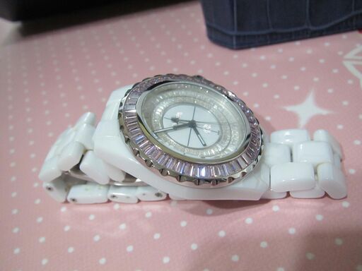 【女性に大人気】ホワイトセラミックス製腕時計　とてもオシャレでエレガンスな雰囲気